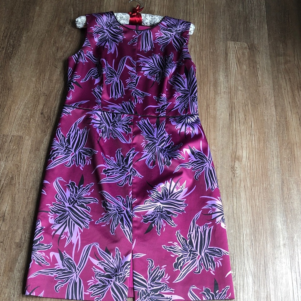 Hugo sleveless midi dress with floral pattern.